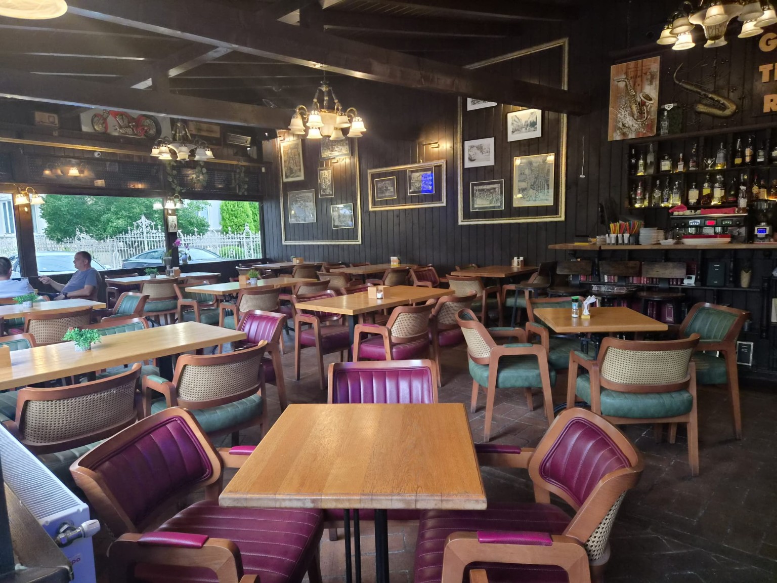 Barul restaurantului LIFE KF