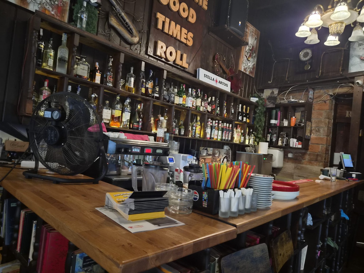 Sala restaurantului LIFE KF cu mese și fotolii