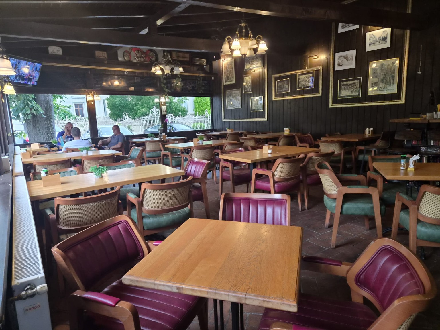 Interiorul restaurantului LIFE KF